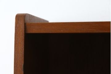 デンマークビンテージ　美品　Johannes Sorth(ヨハネス・ソース)デザイン　Bornholms Mobelfabrik社　チーク材　おしゃれな空間を演出してくれるハイキャビネット(本棚、書棚、ブックシェルフ、収納棚、飾り棚、陳列棚、北欧、ヴィンテージ)(R-082169)