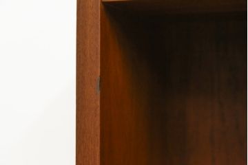 デンマークビンテージ　美品　Johannes Sorth(ヨハネス・ソース)デザイン　Bornholms Mobelfabrik社　チーク材　おしゃれな空間を演出してくれるハイキャビネット(本棚、書棚、ブックシェルフ、収納棚、飾り棚、陳列棚、北欧、ヴィンテージ)(R-082169)