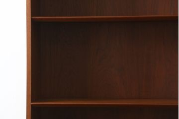デンマークビンテージ　美品　Johannes Sorth(ヨハネス・ソース)デザイン　Bornholms Mobelfabrik社　チーク材　おしゃれな空間を演出してくれるハイキャビネット(本棚、書棚、ブックシェルフ、収納棚、飾り棚、陳列棚、北欧、ヴィンテージ)(R-082169)