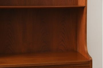 デンマークビンテージ　美品　Johannes Sorth(ヨハネス・ソース)デザイン　Bornholms Mobelfabrik社　チーク材　おしゃれな空間を演出してくれるハイキャビネット(本棚、書棚、ブックシェルフ、収納棚、飾り棚、陳列棚、北欧、ヴィンテージ)(R-082169)