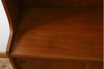 デンマークビンテージ　美品　Johannes Sorth(ヨハネス・ソース)デザイン　Bornholms Mobelfabrik社　チーク材　おしゃれな空間を演出してくれるハイキャビネット(本棚、書棚、ブックシェルフ、収納棚、飾り棚、陳列棚、北欧、ヴィンテージ)(R-082169)