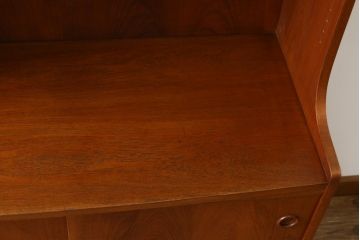 デンマークビンテージ　美品　Johannes Sorth(ヨハネス・ソース)デザイン　Bornholms Mobelfabrik社　チーク材　おしゃれな空間を演出してくれるハイキャビネット(本棚、書棚、ブックシェルフ、収納棚、飾り棚、陳列棚、北欧、ヴィンテージ)(R-082169)