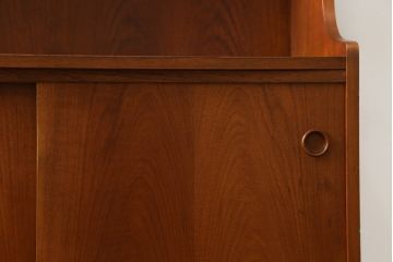 デンマークビンテージ　美品　Johannes Sorth(ヨハネス・ソース)デザイン　Bornholms Mobelfabrik社　チーク材　おしゃれな空間を演出してくれるハイキャビネット(本棚、書棚、ブックシェルフ、収納棚、飾り棚、陳列棚、北欧、ヴィンテージ)(R-082169)