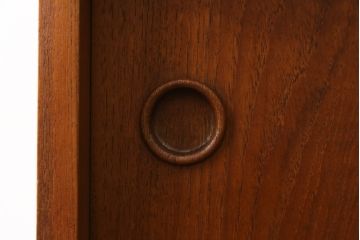デンマークビンテージ　美品　Johannes Sorth(ヨハネス・ソース)デザイン　Bornholms Mobelfabrik社　チーク材　おしゃれな空間を演出してくれるハイキャビネット(本棚、書棚、ブックシェルフ、収納棚、飾り棚、陳列棚、北欧、ヴィンテージ)(R-082169)