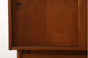デンマークビンテージ　美品　Johannes Sorth(ヨハネス・ソース)デザイン　Bornholms Mobelfabrik社　チーク材　おしゃれな空間を演出してくれるハイキャビネット(本棚、書棚、ブックシェルフ、収納棚、飾り棚、陳列棚、北欧、ヴィンテージ)(R-082169)