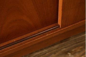 デンマークビンテージ　美品　Johannes Sorth(ヨハネス・ソース)デザイン　Bornholms Mobelfabrik社　チーク材　おしゃれな空間を演出してくれるハイキャビネット(本棚、書棚、ブックシェルフ、収納棚、飾り棚、陳列棚、北欧、ヴィンテージ)(R-082169)