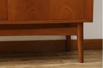 デンマークビンテージ　美品　Johannes Sorth(ヨハネス・ソース)デザイン　Bornholms Mobelfabrik社　チーク材　おしゃれな空間を演出してくれるハイキャビネット(本棚、書棚、ブックシェルフ、収納棚、飾り棚、陳列棚、北欧、ヴィンテージ)(R-082169)