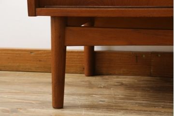 デンマークビンテージ　美品　Johannes Sorth(ヨハネス・ソース)デザイン　Bornholms Mobelfabrik社　チーク材　おしゃれな空間を演出してくれるハイキャビネット(本棚、書棚、ブックシェルフ、収納棚、飾り棚、陳列棚、北欧、ヴィンテージ)(R-082169)