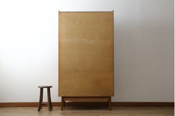 デンマークビンテージ　美品　Johannes Sorth(ヨハネス・ソース)デザイン　Bornholms Mobelfabrik社　チーク材　おしゃれな空間を演出してくれるハイキャビネット(本棚、書棚、ブックシェルフ、収納棚、飾り棚、陳列棚、北欧、ヴィンテージ)(R-082169)