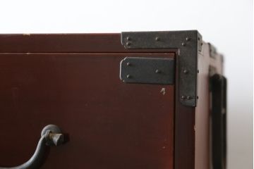 和製アンティーク　上手物!!　前面漆溜め塗り　内部桐(キリ)材　作りの良い金具の関西衣装箪笥(和たんす、衣装タンス、収納箪笥、整理箪笥、引き出し、時代箪笥)(R-082170)