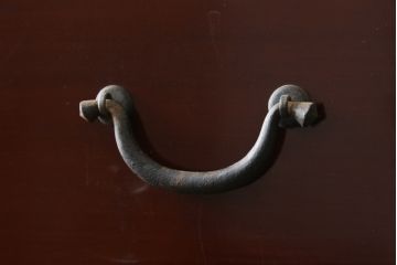和製アンティーク　上手物!!　前面漆溜め塗り　内部桐(キリ)材　作りの良い金具の関西衣装箪笥(和たんす、衣装タンス、収納箪笥、整理箪笥、引き出し、時代箪笥)(R-082170)