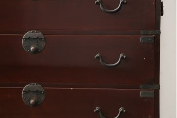 和製アンティーク　上手物!!　前面漆溜め塗り　内部桐(キリ)材　作りの良い金具の関西衣装箪笥(和たんす、衣装タンス、収納箪笥、整理箪笥、引き出し、時代箪笥)(R-082170)