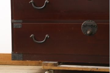 和製アンティーク　上手物!!　前面漆溜め塗り　内部桐(キリ)材　作りの良い金具の関西衣装箪笥(和たんす、衣装タンス、収納箪笥、整理箪笥、引き出し、時代箪笥)(R-082170)