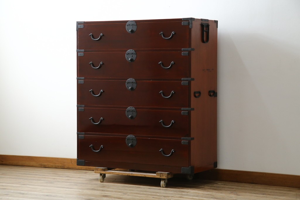 和製アンティーク　上手物!!　前面漆溜め塗り　内部桐(キリ)材　作りの良い金具の関西衣装箪笥　(R-082170)