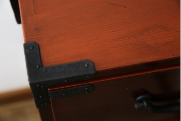 和製アンティーク　上手物!!　前面漆溜め塗り　内部桐(キリ)材　作りの良い金具の関西衣装箪笥　(R-082170)