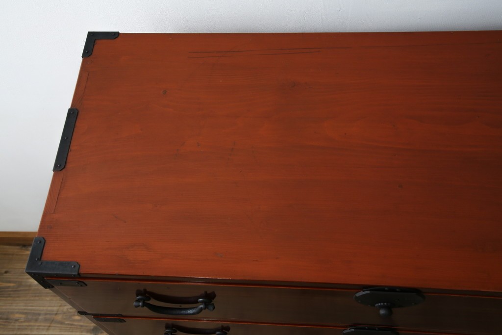 和製アンティーク　上手物!!　前面漆溜め塗り　内部桐(キリ)材　作りの良い金具の関西衣装箪笥　(R-082170)