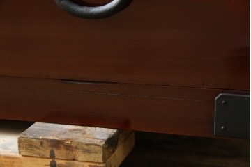 和製アンティーク　上手物!!　前面漆溜め塗り　内部桐(キリ)材　作りの良い金具の関西衣装箪笥　(R-082170)