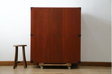 和製アンティーク　上手物!!　前面漆溜め塗り　内部桐(キリ)材　作りの良い金具の関西衣装箪笥　(R-082170)