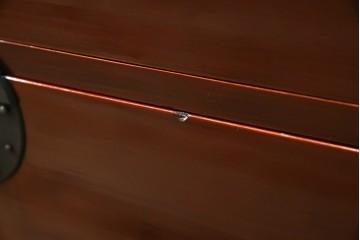 和製アンティーク　上手物!!　前面漆溜め塗り　内部桐(キリ)材　作りの良い金具の関西衣装箪笥　(R-082170)