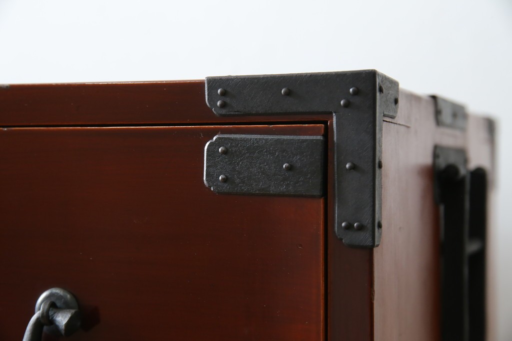 和製アンティーク　上手物!!　前面漆溜め塗り　内部桐(キリ)材　作りの良い金具の関西衣装箪笥　(R-082170)