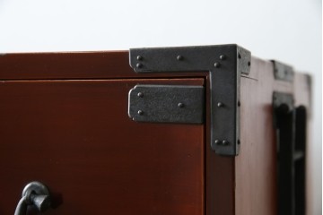 和製アンティーク　上手物!!　前面漆溜め塗り　内部桐(キリ)材　作りの良い金具の関西衣装箪笥　(R-082170)