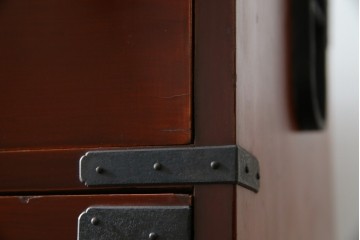 和製アンティーク　上手物!!　前面漆溜め塗り　内部桐(キリ)材　作りの良い金具の関西衣装箪笥　(R-082170)