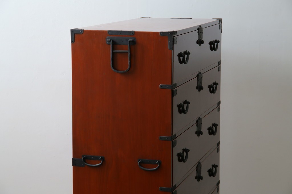 和製アンティーク　上手物!!　前面漆溜め塗り　内部桐(キリ)材　作りの良い金具の関西衣装箪笥　(R-082170)