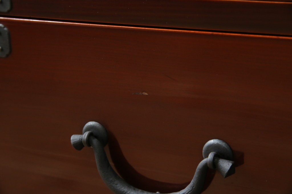 和製アンティーク　上手物!!　前面漆溜め塗り　内部桐(キリ)材　作りの良い金具の関西衣装箪笥　(R-082170)