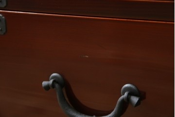 和製アンティーク　上手物!!　前面漆溜め塗り　内部桐(キリ)材　作りの良い金具の関西衣装箪笥　(R-082170)