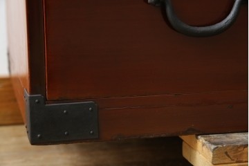 和製アンティーク　上手物!!　前面漆溜め塗り　内部桐(キリ)材　作りの良い金具の関西衣装箪笥　(R-082170)