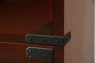 和製アンティーク　上手物!!　前面漆溜め塗り　内部桐(キリ)材　作りの良い金具の関西衣装箪笥　(R-082170)