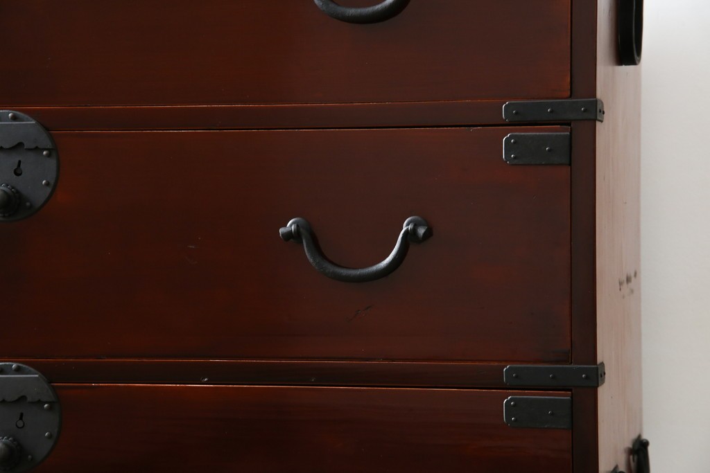 和製アンティーク　上手物!!　前面漆溜め塗り　内部桐(キリ)材　作りの良い金具の関西衣装箪笥　(R-082170)