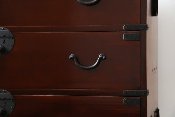 和製アンティーク　上手物!!　前面漆溜め塗り　内部桐(キリ)材　作りの良い金具の関西衣装箪笥　(R-082170)