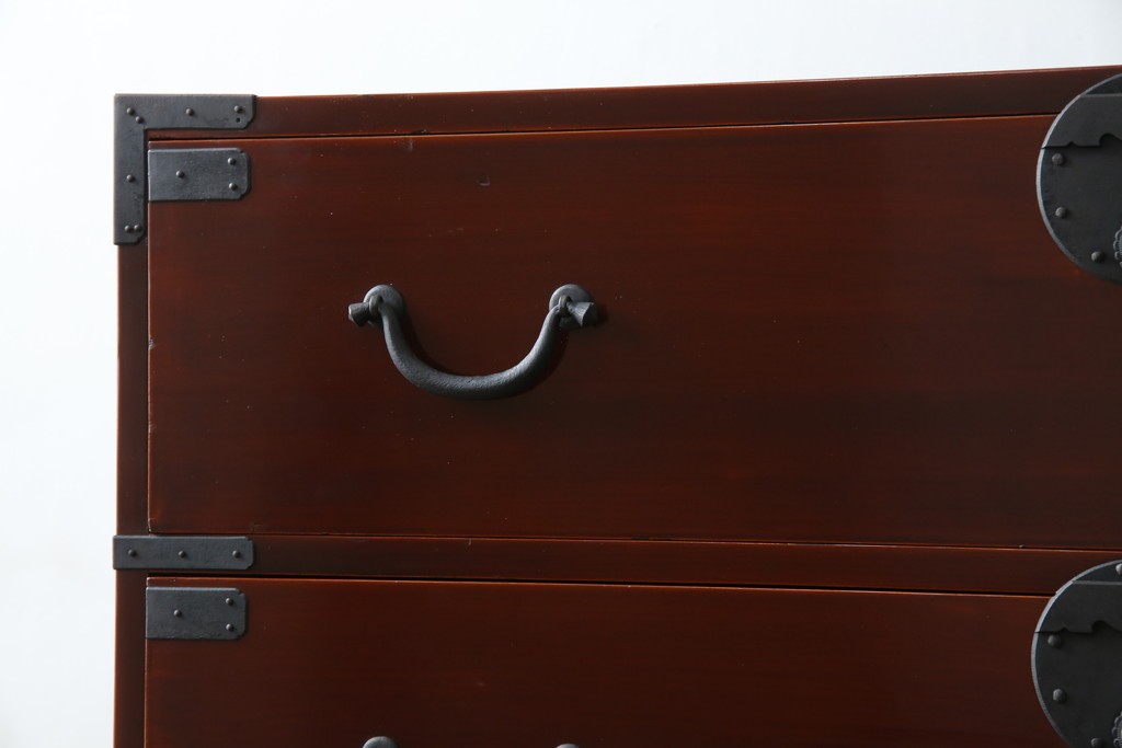 和製アンティーク　上手物!!　前面漆溜め塗り　内部桐(キリ)材　作りの良い金具の関西衣装箪笥　(R-082170)