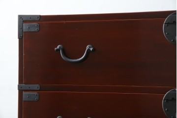 和製アンティーク　上手物!!　前面漆溜め塗り　内部桐(キリ)材　作りの良い金具の関西衣装箪笥　(R-082170)