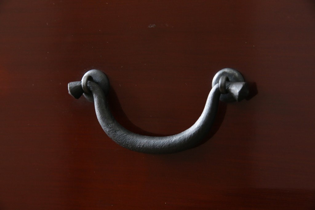 和製アンティーク　上手物!!　前面漆溜め塗り　内部桐(キリ)材　作りの良い金具の関西衣装箪笥　(R-082170)