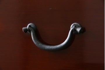 和製アンティーク　上手物!!　前面漆溜め塗り　内部桐(キリ)材　作りの良い金具の関西衣装箪笥　(R-082170)