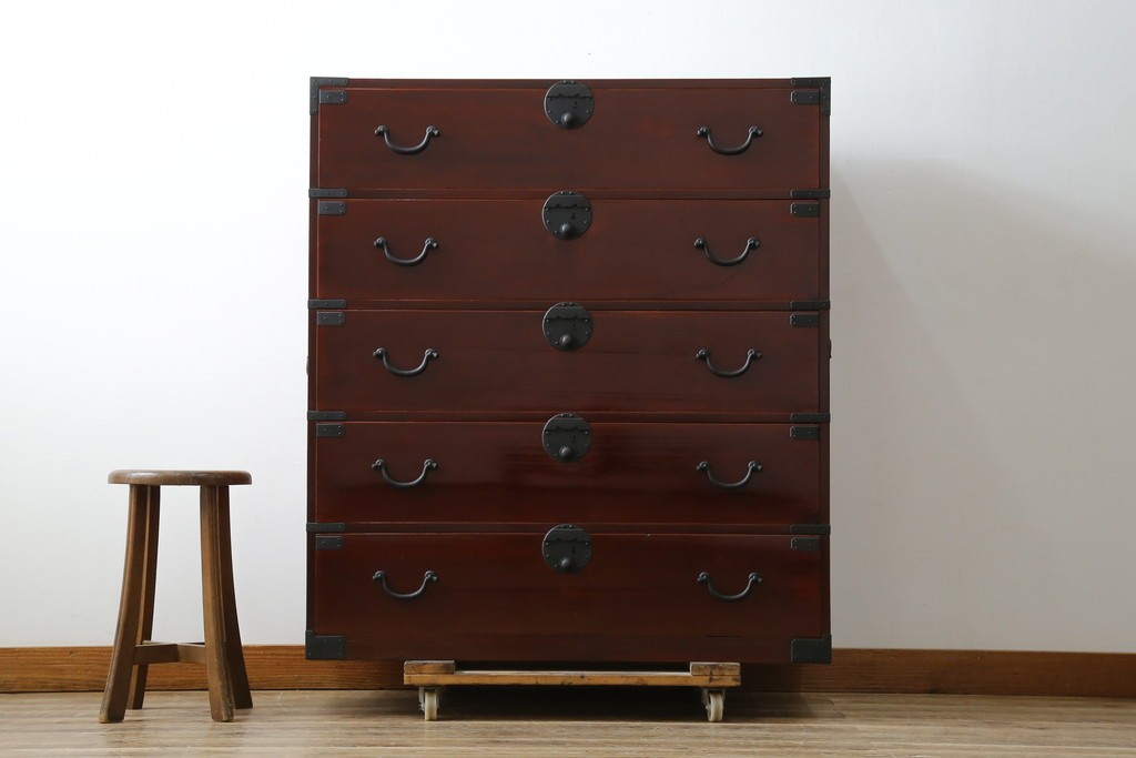 和製アンティーク　上手物!!　前面漆溜め塗り　内部桐(キリ)材　作りの良い金具の関西衣装箪笥　(R-082170)