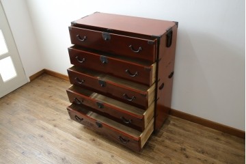 和製アンティーク　上手物!!　前面漆溜め塗り　内部桐(キリ)材　作りの良い金具の関西衣装箪笥　(R-082170)