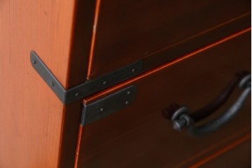 和製アンティーク　上手物!!　前面漆溜め塗り　内部桐(キリ)材　作りの良い金具の関西衣装箪笥　(R-082170)