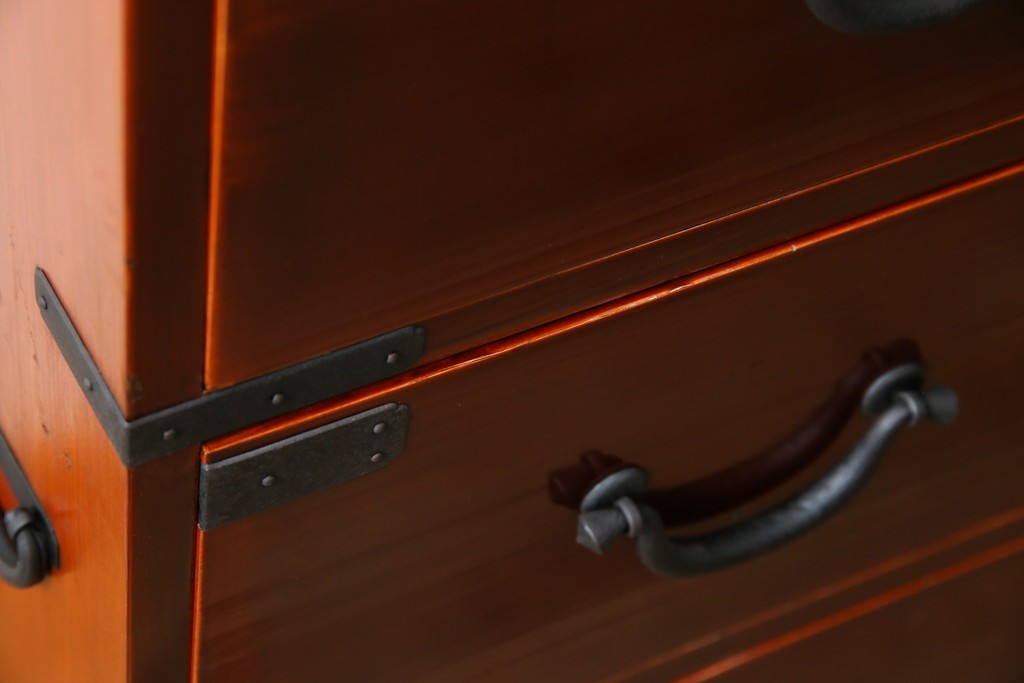 和製アンティーク　上手物!!　前面漆溜め塗り　内部桐(キリ)材　作りの良い金具の関西衣装箪笥　(R-082170)