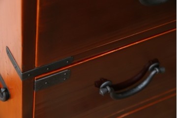 和製アンティーク　上手物!!　前面漆溜め塗り　内部桐(キリ)材　作りの良い金具の関西衣装箪笥　(R-082170)