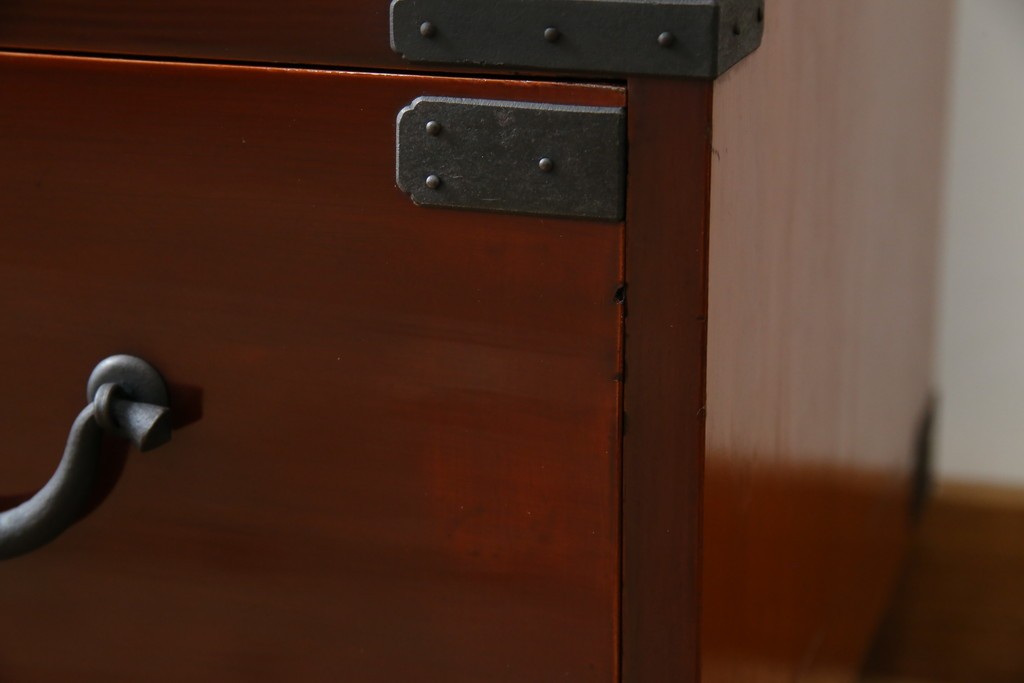 和製アンティーク　上手物!!　前面漆溜め塗り　内部桐(キリ)材　作りの良い金具の関西衣装箪笥　(R-082170)