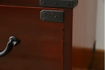 和製アンティーク　上手物!!　前面漆溜め塗り　内部桐(キリ)材　作りの良い金具の関西衣装箪笥　(R-082170)