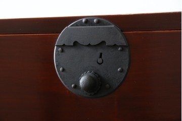 和製アンティーク　上手物!!　前面漆溜め塗り　内部桐(キリ)材　作りの良い金具の関西衣装箪笥　(R-082170)