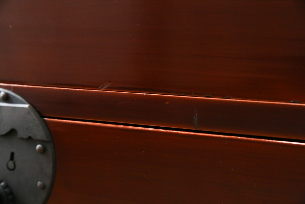 和製アンティーク　上手物!!　前面漆溜め塗り　内部桐(キリ)材　作りの良い金具の関西衣装箪笥　(R-082170)