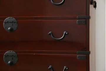 和製アンティーク　上手物!!　前面漆溜め塗り　内部桐(キリ)材　作りの良い金具の関西衣装箪笥　(R-082170)