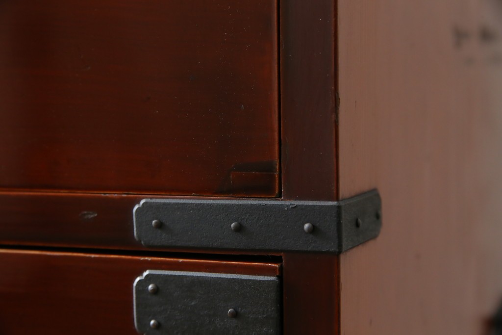 和製アンティーク　上手物!!　前面漆溜め塗り　内部桐(キリ)材　作りの良い金具の関西衣装箪笥　(R-082170)