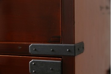 和製アンティーク　上手物!!　前面漆溜め塗り　内部桐(キリ)材　作りの良い金具の関西衣装箪笥　(R-082170)