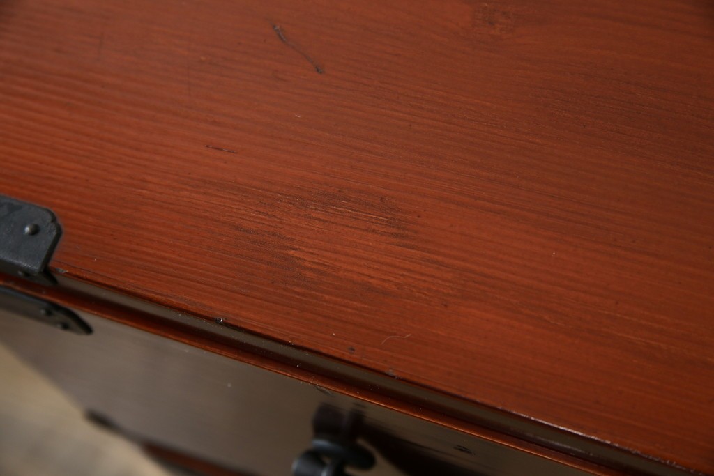 和製アンティーク　上手物!!　前面漆溜め塗り　内部桐(キリ)材　作りの良い金具の関西衣装箪笥　(R-082170)